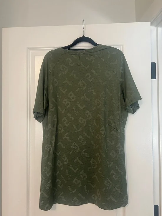 Lululemon Men’s Textured Training Short Sleeve Shirt - Picture 3 of 4